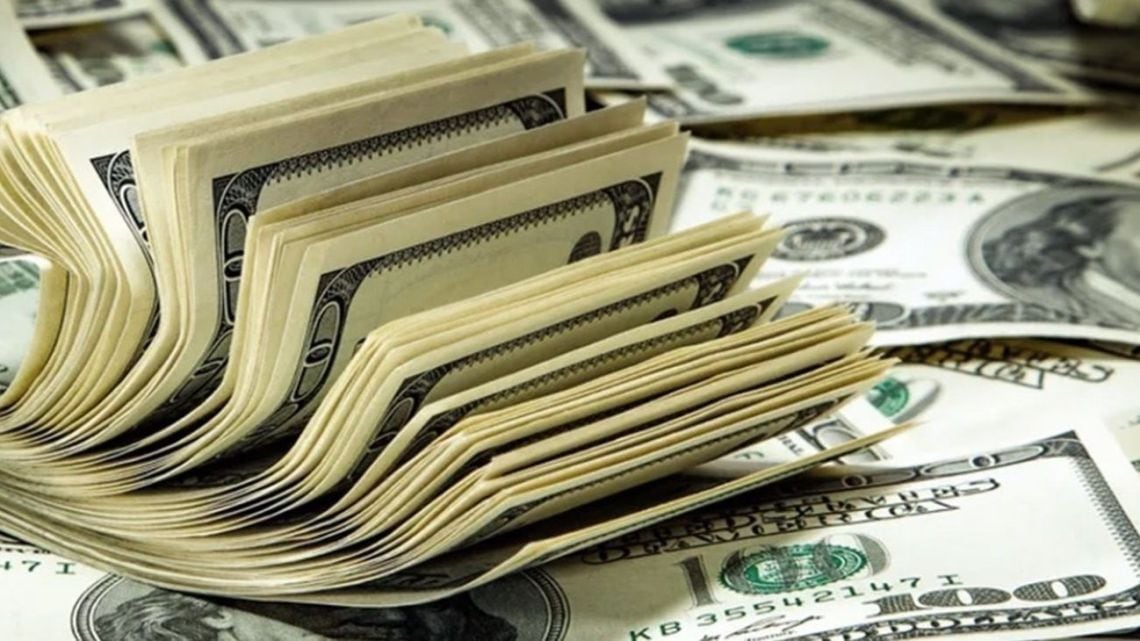 La rueda cambiaria dejó al blue en $1.565 y volvió a ubicar al dólar tarjeta como la referencia más cara del día
