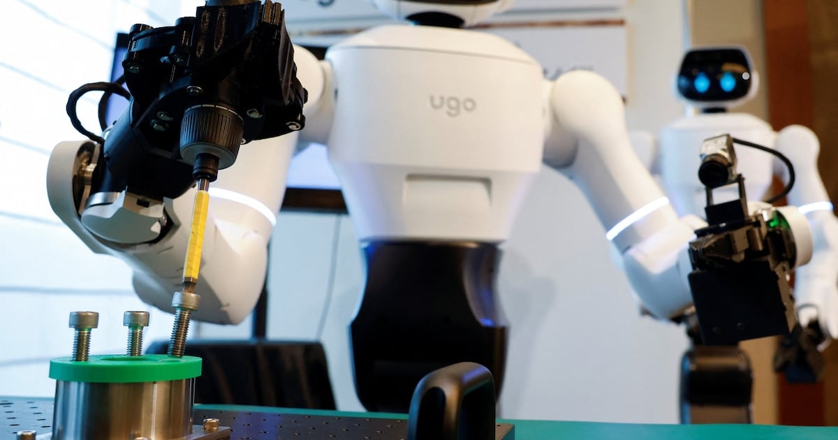 Un hospital japonés pone a prueba un robot con IA para guiar pacientes y ordenar el comedor