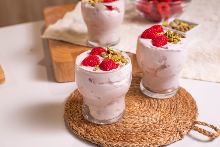 Una mousse de frambuesas sin huevo que se arma en 15 minutos y reposa en la heladera
