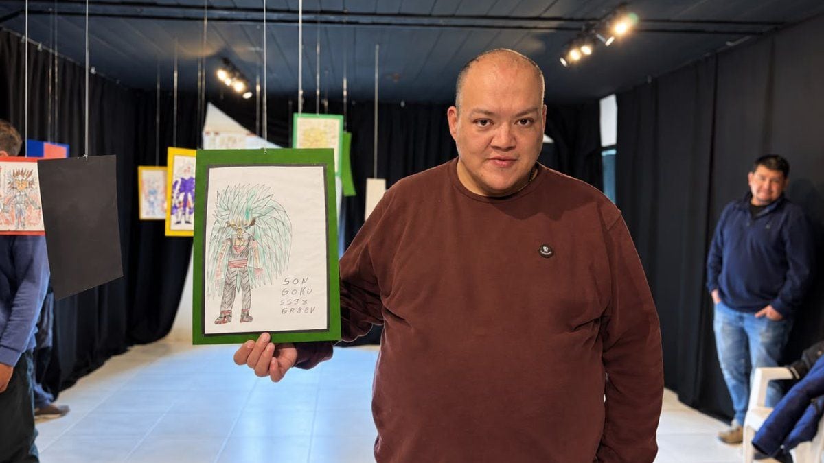Aluminé abre una ventana al universo de Daniel Lefiman: sus dibujos se ven por primera vez fuera del círculo íntimo