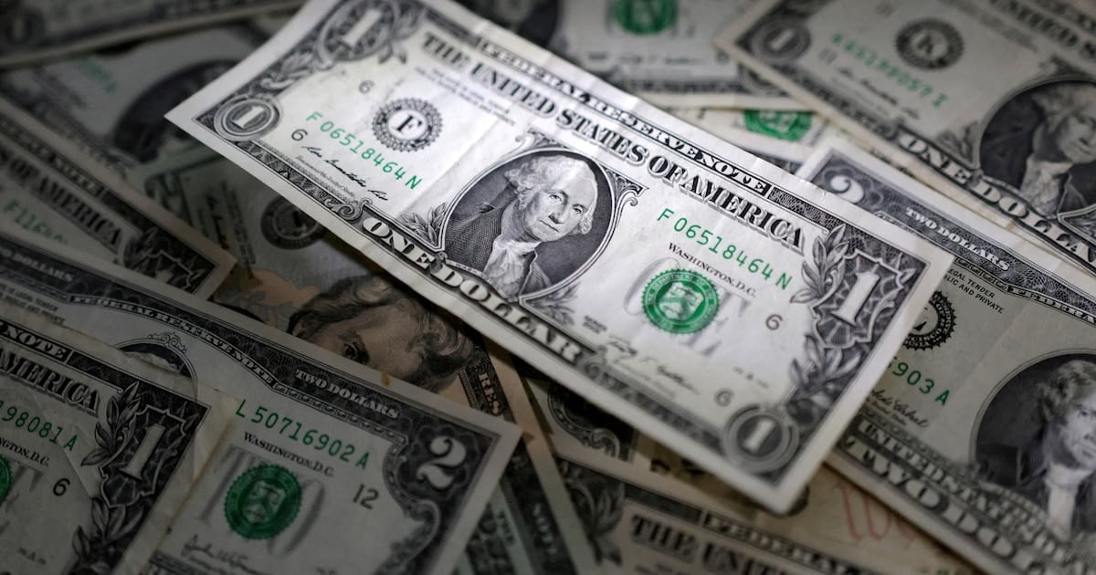 El dólar minorista retrocedió cinco pesos en cinco jornadas y se alejó del récord de la semana pasada