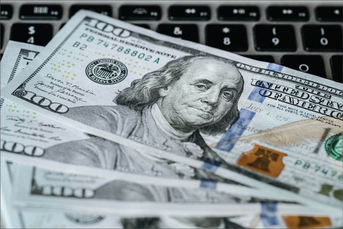 Dólar: el oficial se sostiene en $1540 y el blue se vende a $1560, sin cambios frente al cierre del viernes