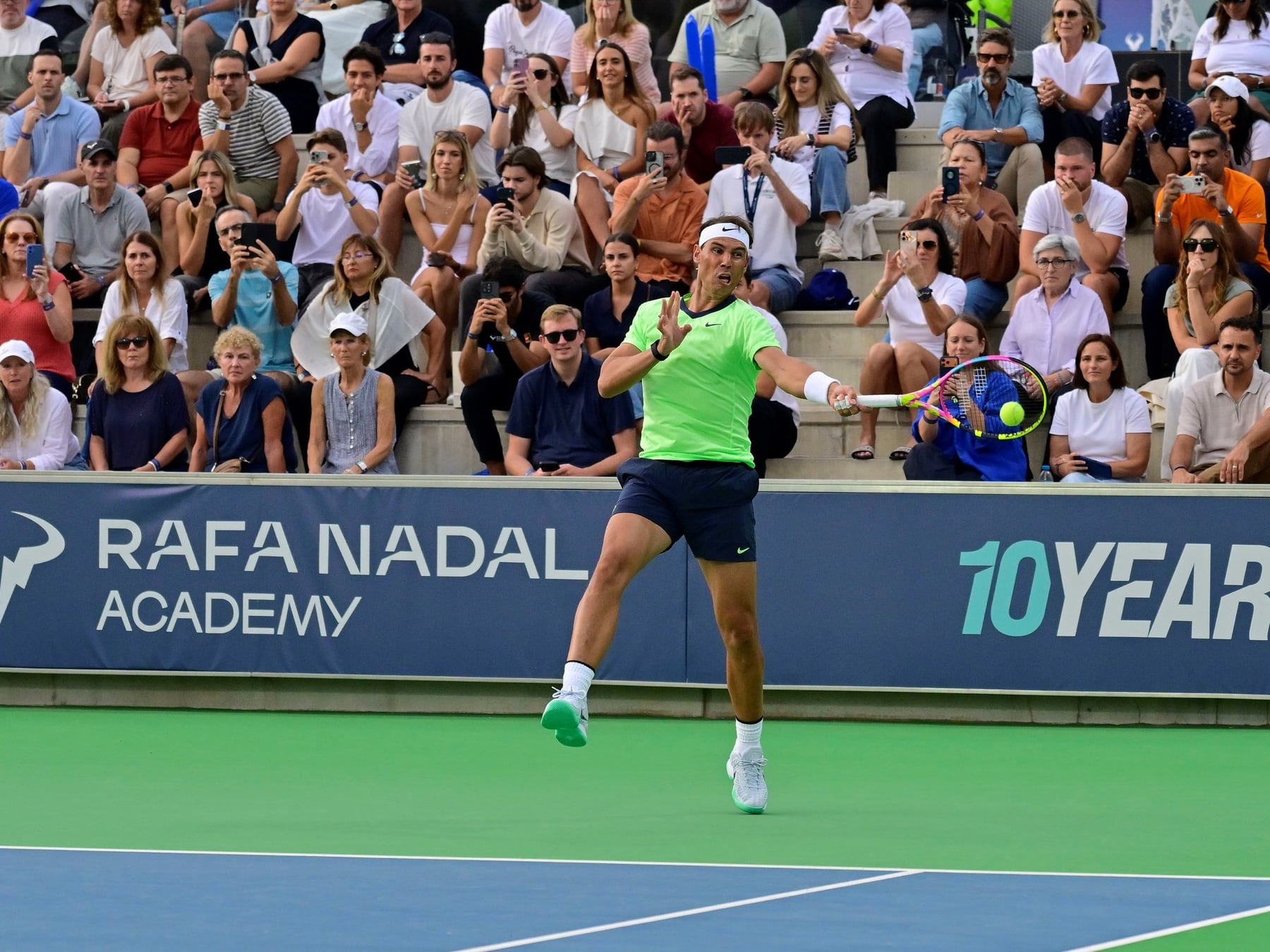 Nadal volvió a chocar la pelota, festejó los diez años de su academia y se llevó el desempate a casa