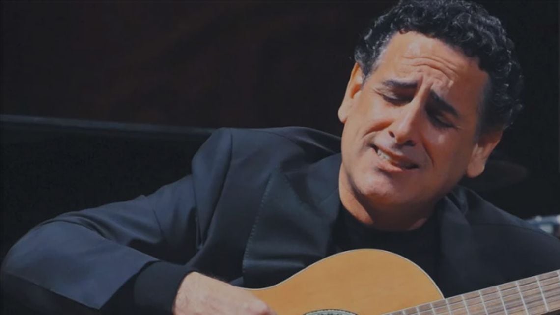 Flórez volvió al Colón y se dio el gusto de cantar a Gardel con guitarra en la mano