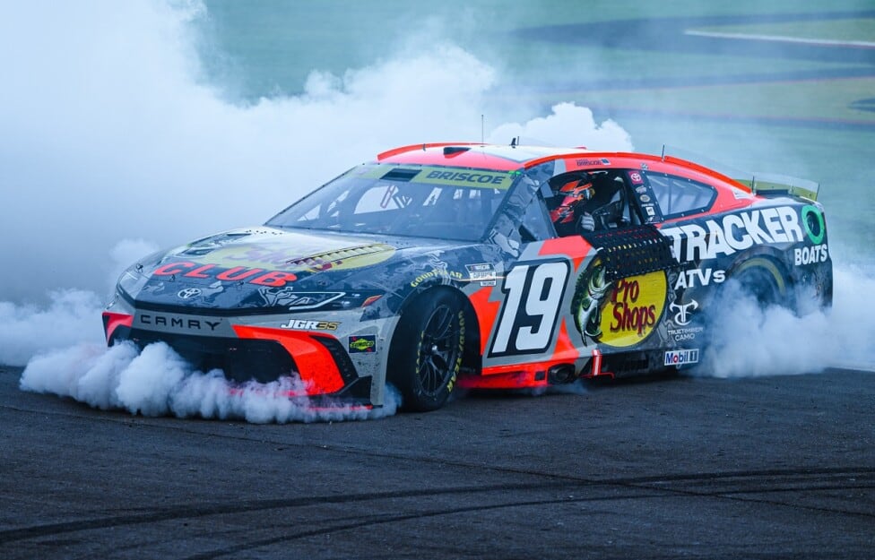 Briscoe aguantó en Las Vegas, se subió al sexto y Larson se aleja en los playoffs