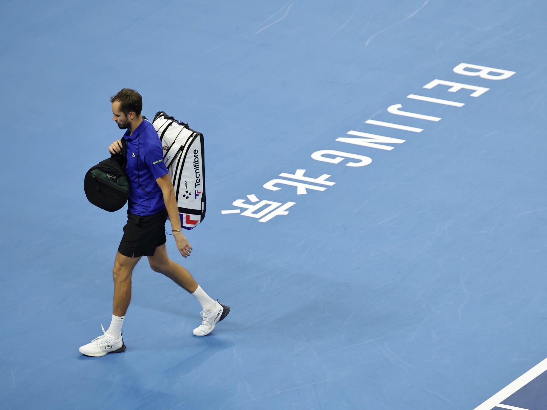 Djokovic a la final en China después de que un Medvedev fuera descalificado por un accidente en la tribuna