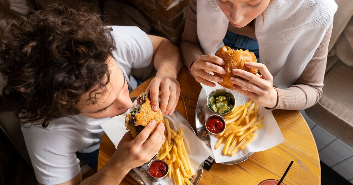 Dos sándwiches, casi las mismas calorías y una diferencia que la etiqueta no muestra