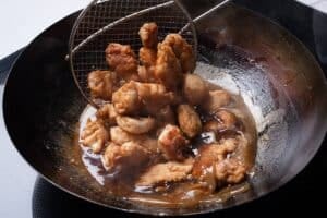 Pollo al limón: la fórmula con dos harinas que vuelve crocante al clásico de la cocina china