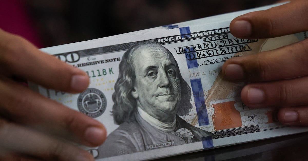 El dólar mayorista completó tres ruedas sin cambios y el blue cerró la semana con una suba acotada