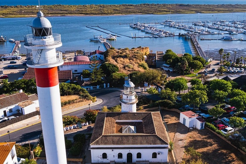 El Rompido: el pueblo pesquero de Huelva donde la cocina de la lonja se sirve junto a dunas móviles y dos faros centenarios