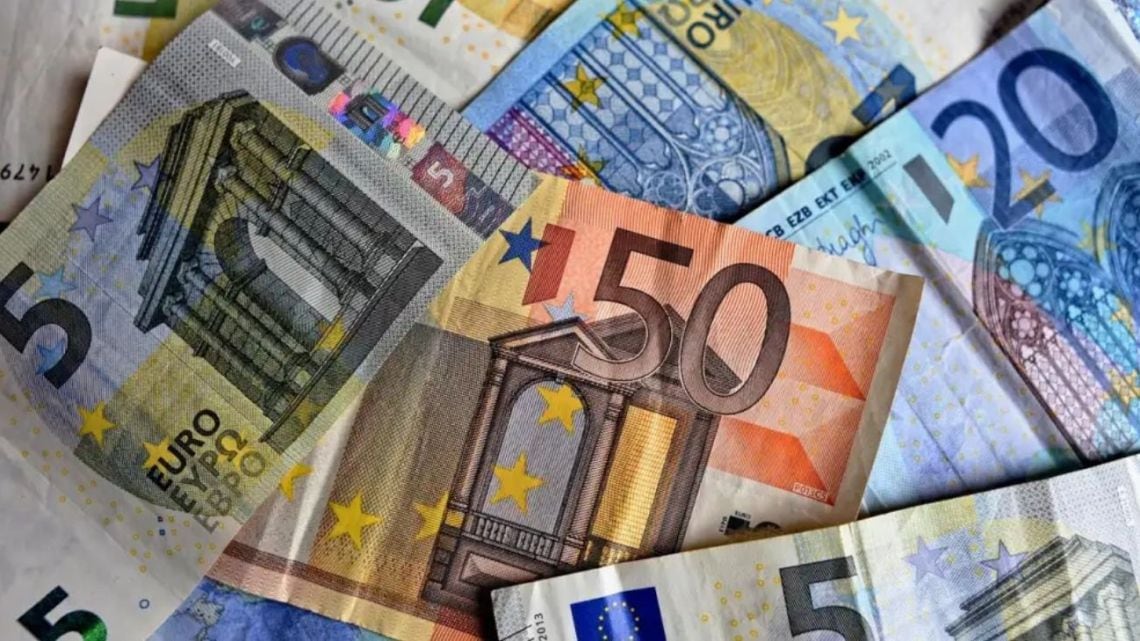 El euro blue cedió seis pesos y quedó a 1.832,75 para la venta en el cierre de la semana