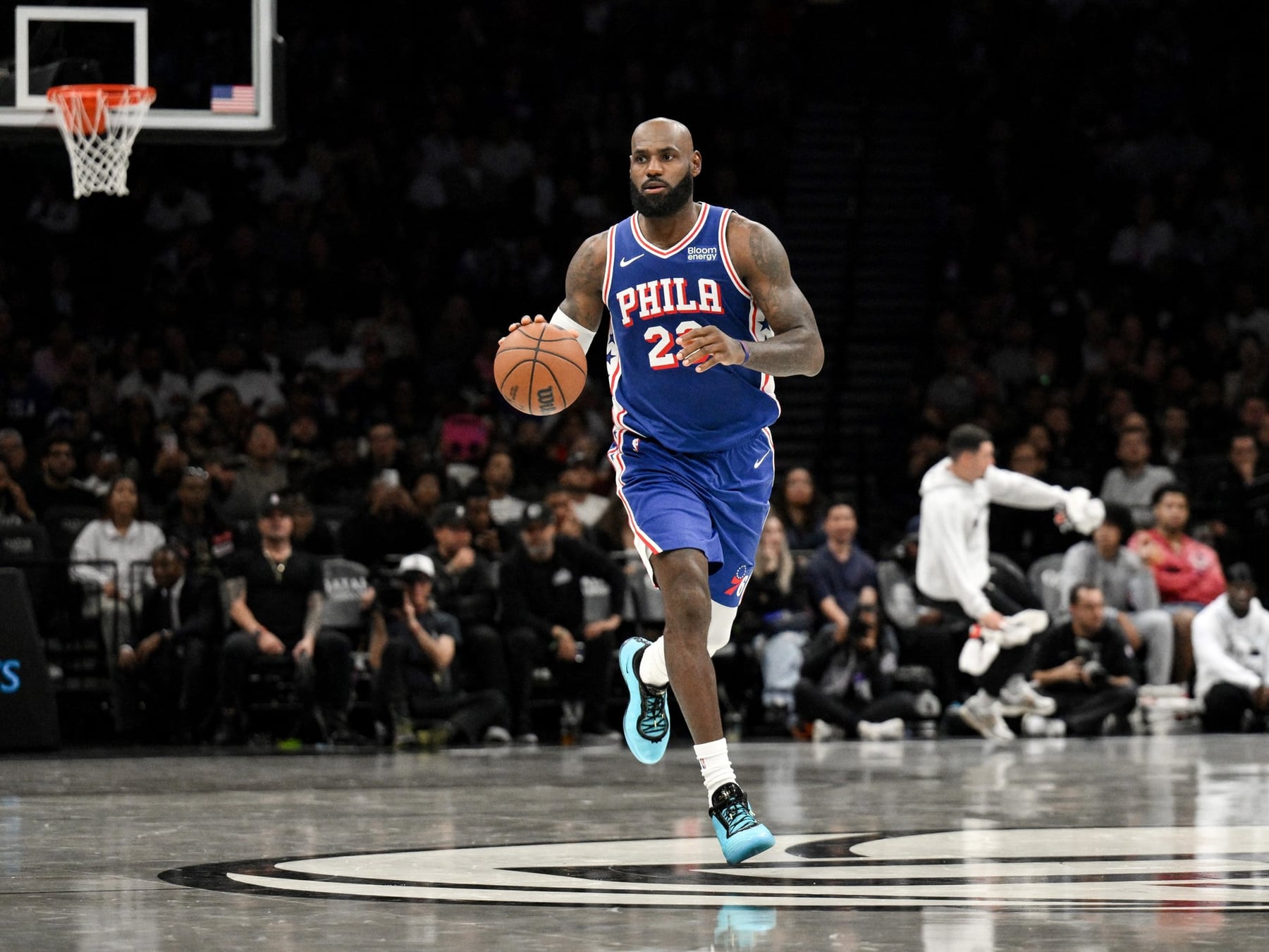 LeBron se puso la camiseta de los Sixers, jugó medio partido y los Nets se lo dieron vuelta en el tercer cuarto
