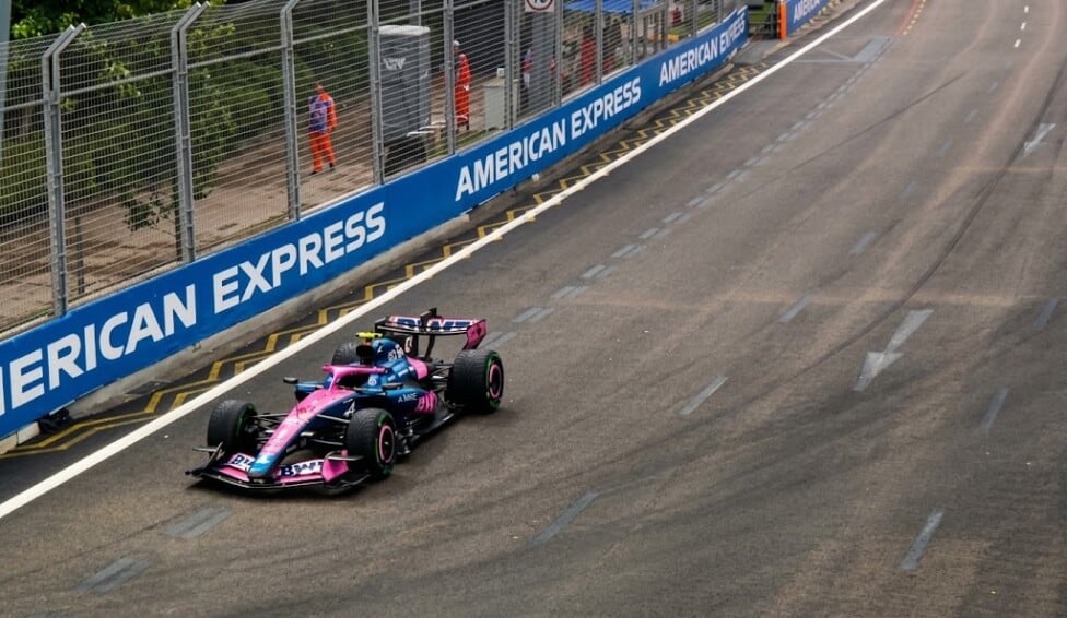 Verstappen se adueñó de Marina Bay bajo el agua y Colapinto se quedó con el motor mudo en la curva 14