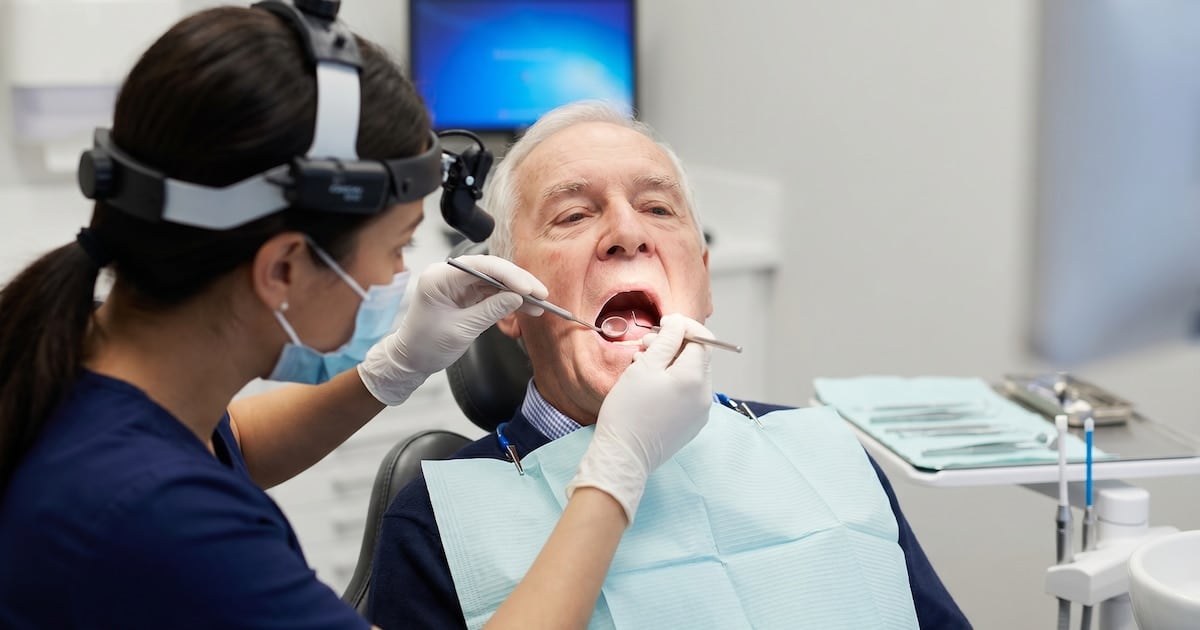 Cuando la boca avisa lo que la cabeza todavía no dice: dientes, encías y memoria en la tercera edad