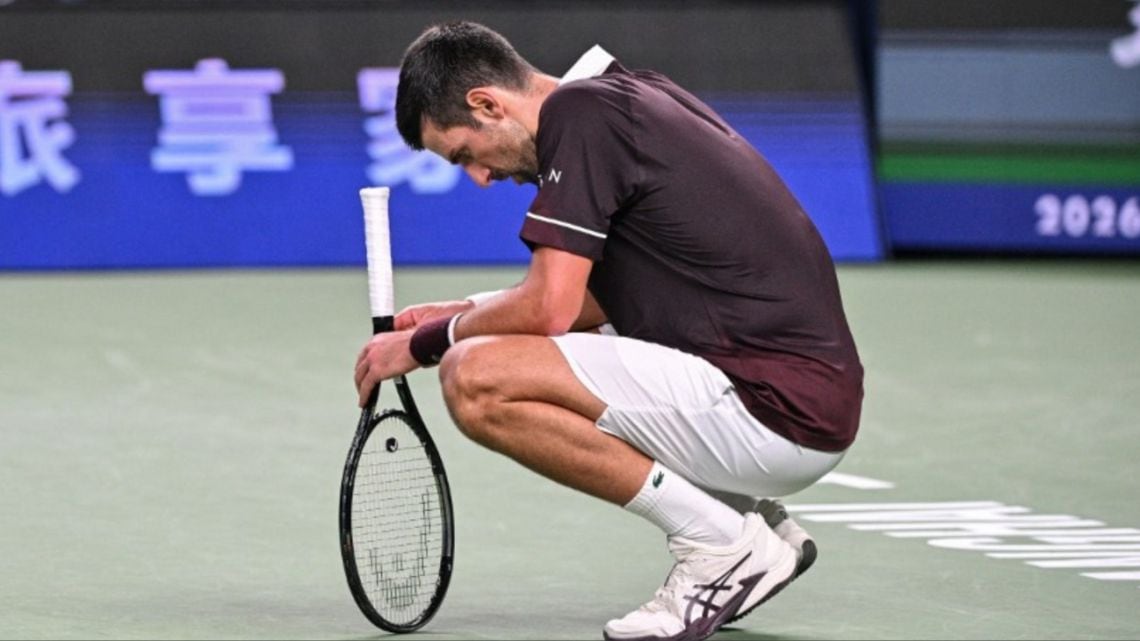 Nole se pinchó en Shanghái y ahora huele a: Hurkacz lo barredó en sets corridos y lo dejó con un pie afuera del Maestros