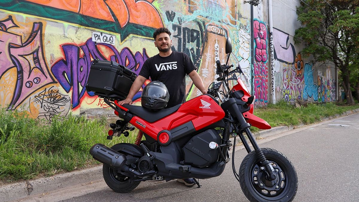 De Neuquén a Alaska sobre una Honda Navi: la despedida del mecánico que vende su taller para recorrer América