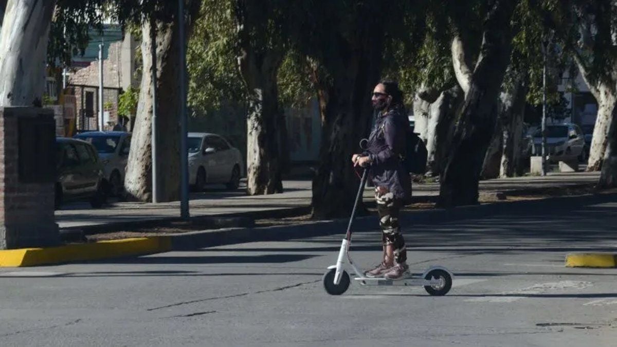Neuquén mete primera con monopatines públicos: llegan a la calle antes del verano y prometen tarifa accesible