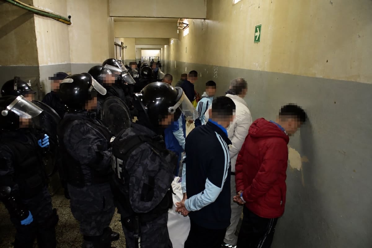 Trasladan a 1.500 detenidos de Villa Devoto al flamante penal de Marcos Paz en un operativo conjunto de cinco fuerzas federales