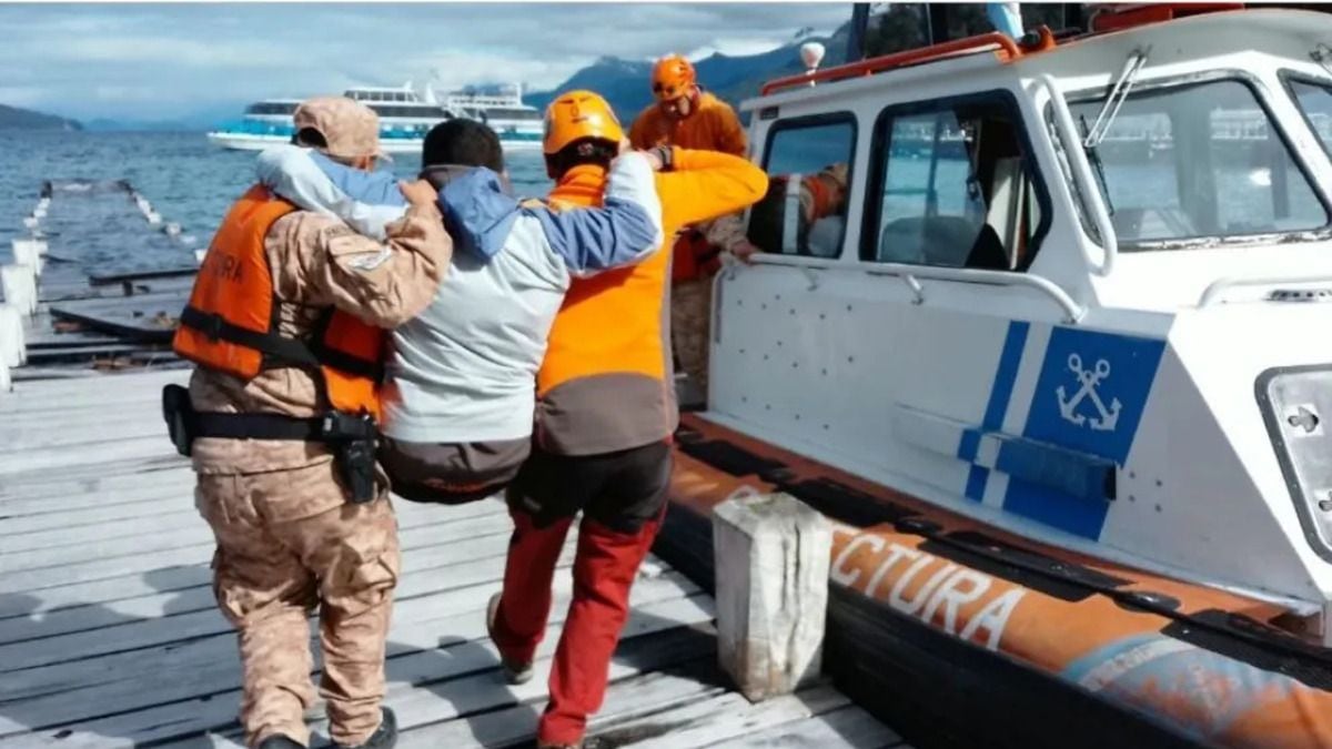Una evacuación por el Nahuel Huapi salvó la tarde de un caminante lesionado en el sendero al Bosque de los Arrayanes