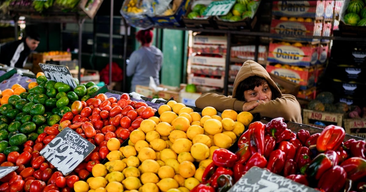 La mesa de los argentinos en septiembre: el tomate se disparó 34,1% y la lechuga cedió 11,5% en un mes de inflación dispar