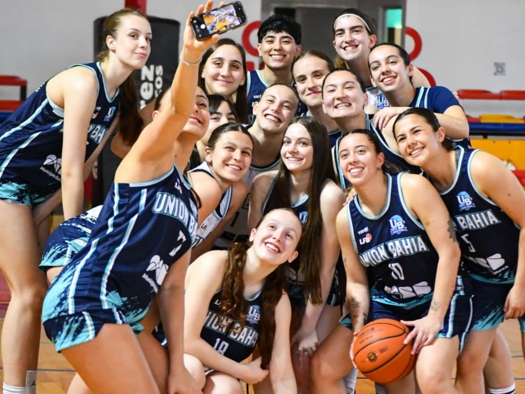 Vuelve el básquet grande a Bahía y lo hace con faldas y pelotas