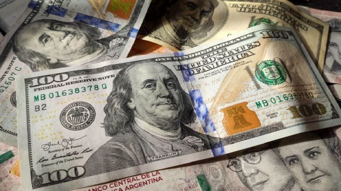 El dólar blue cedió cinco pesos y quedó a quince del oficial en una jornada de estabilidad cambiaria