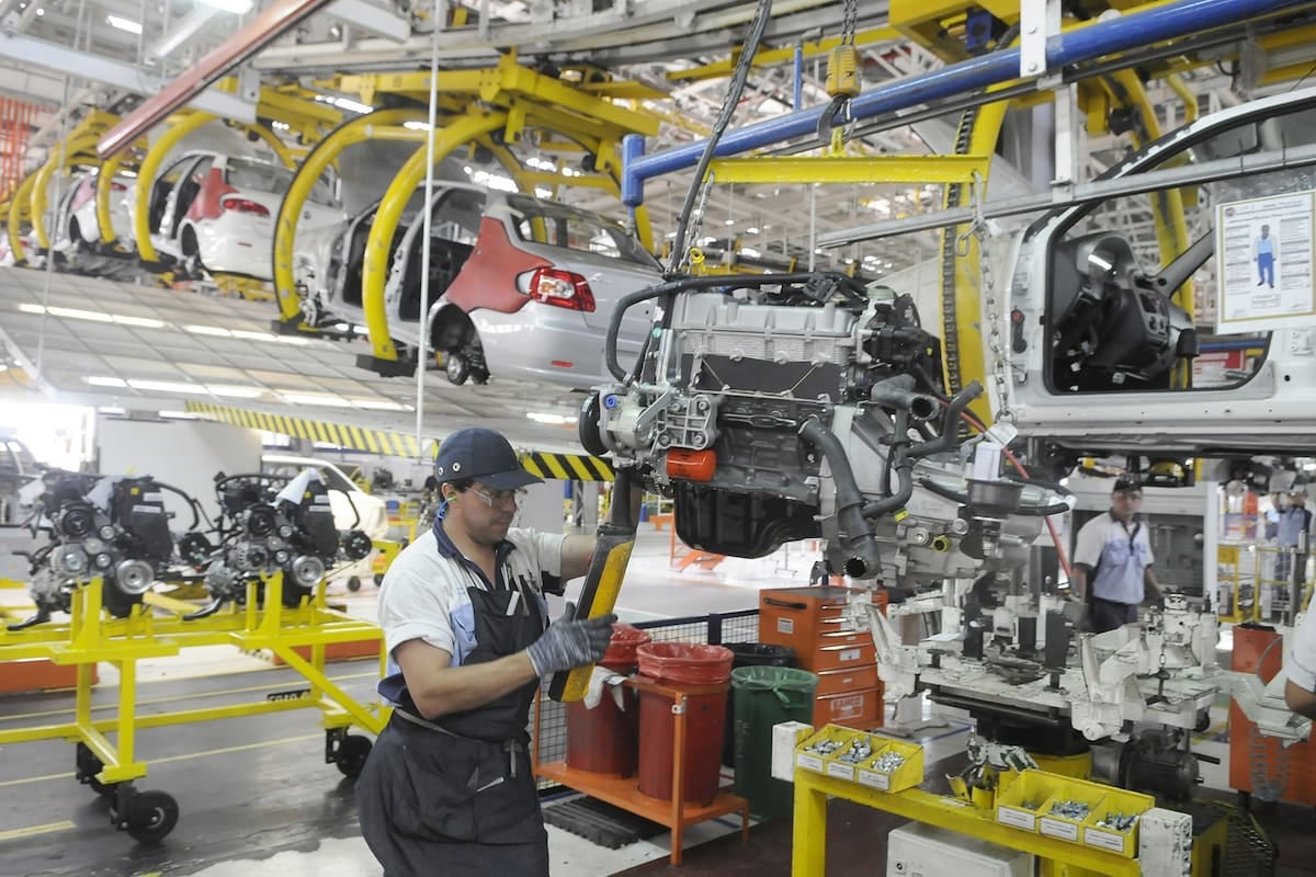 La industria volvió a operar con más de cuatro de cada diez plantas paradas en agosto