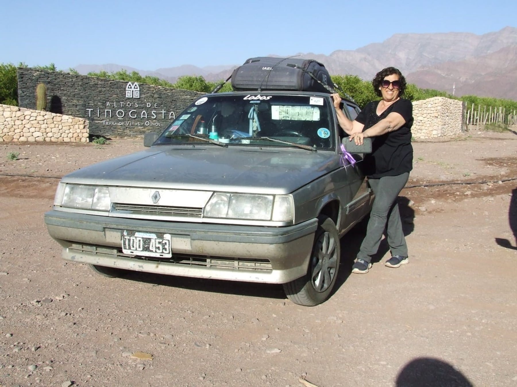 A los 63, se subió a un Renault 11 modelo 91 y se mandó sola al norte argentino: la historia de Delia, la loba que duerme en el auto