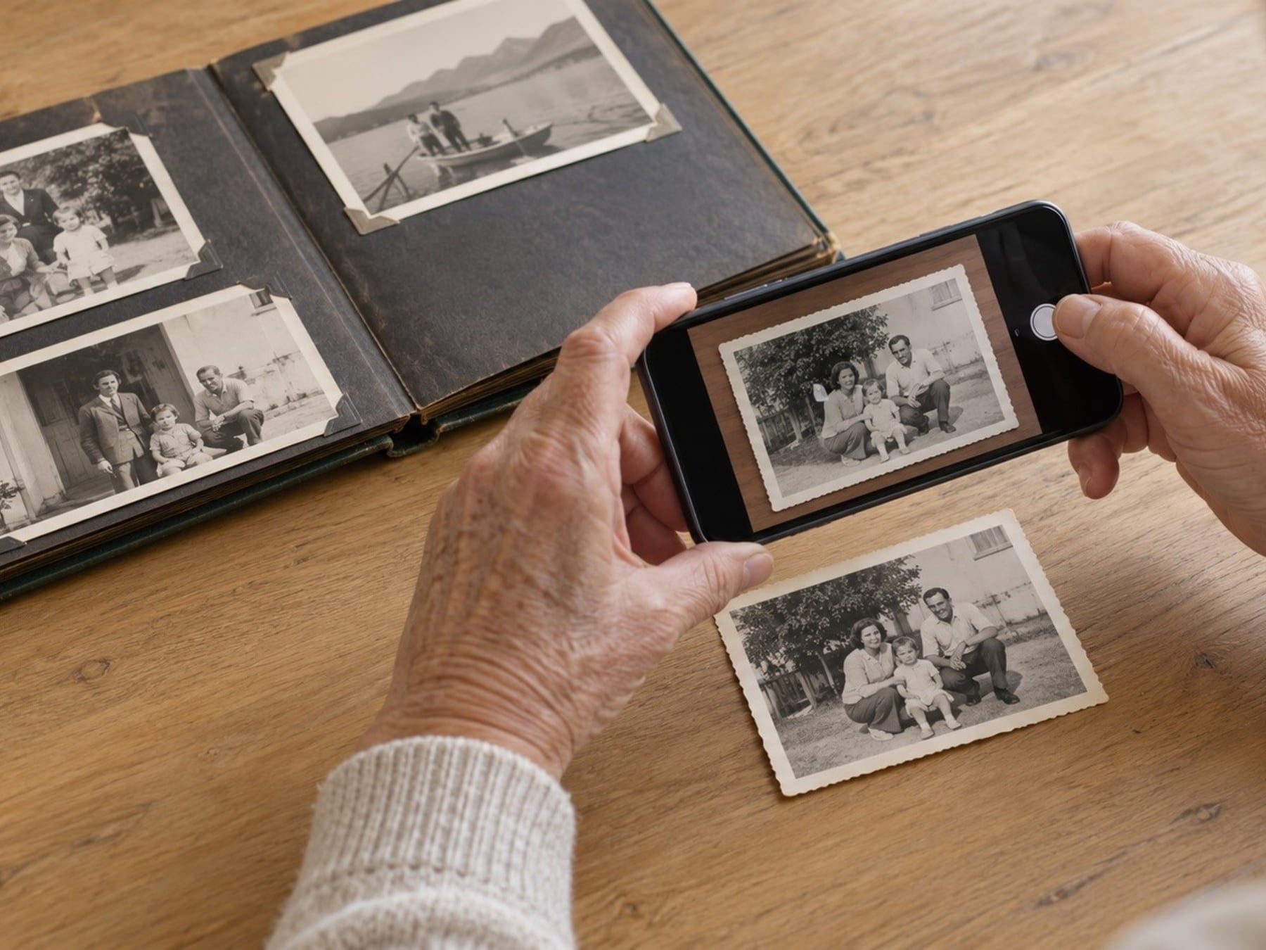 El álbum ya no vive en una caja: cómo pasar las fotos de papel al celular sin perderlas en el intento