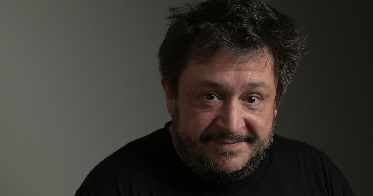Dieciocho inversores revientan a Casciari: lo acusan de devolver monedas por películas que él festeja como éxitos