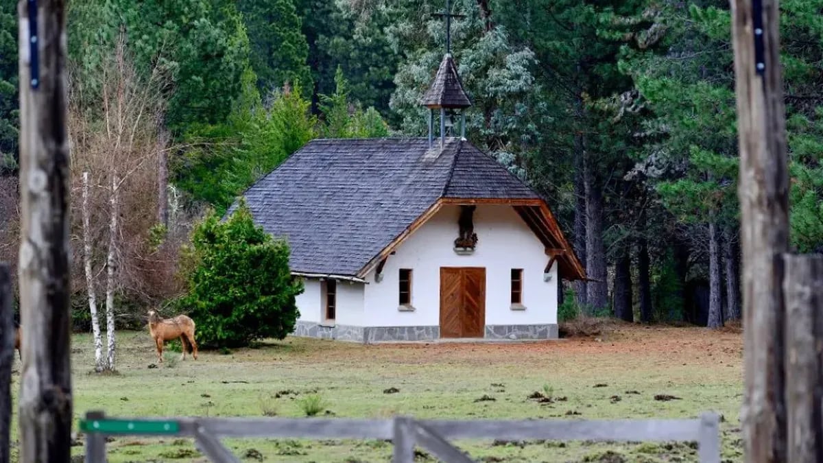 Meliquina guarda entre lengas una capilla de raíz alpina que casi nadie conoce