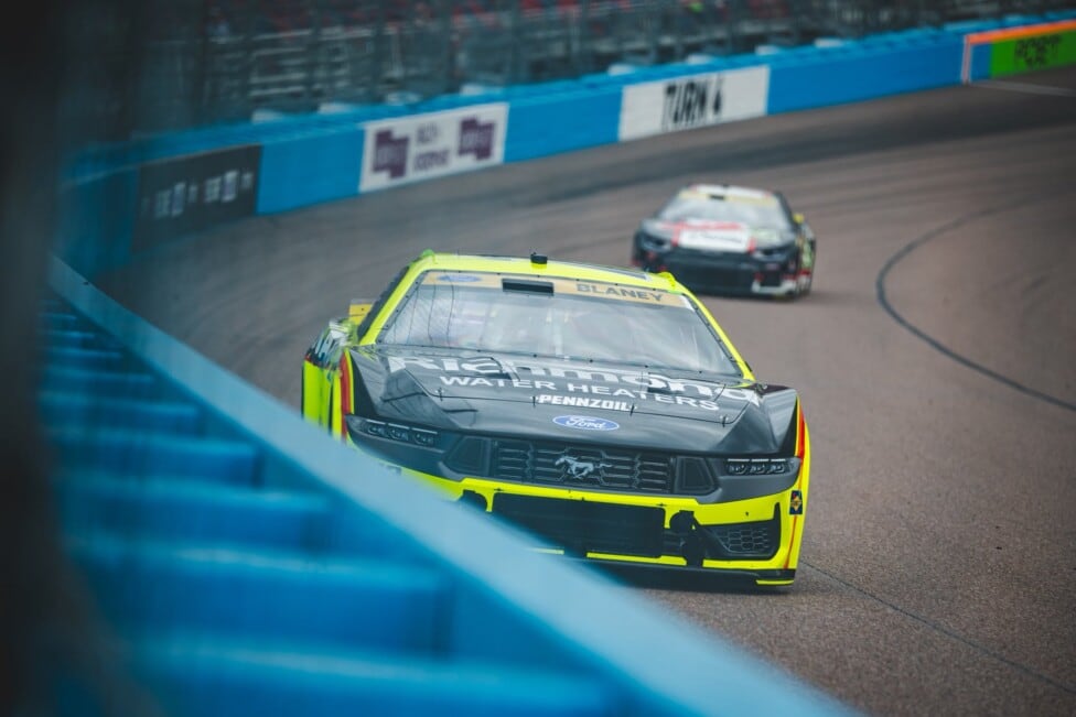 Blaney se adueñó de la pole en Phoenix y Larson se mandó al fondo: el campeón tiembla