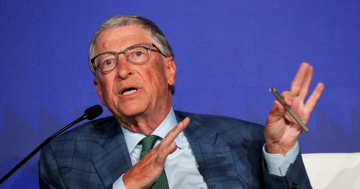 Bill Gates reclamó en el Vaticano que los gobiernos encuadren a la inteligencia artificial antes de que la fractura social se profundice