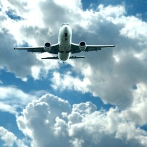 Salir en avión desde Argentina sigue siendo el trámite más caro de la región: 37% de la tarifa se va en impuestos