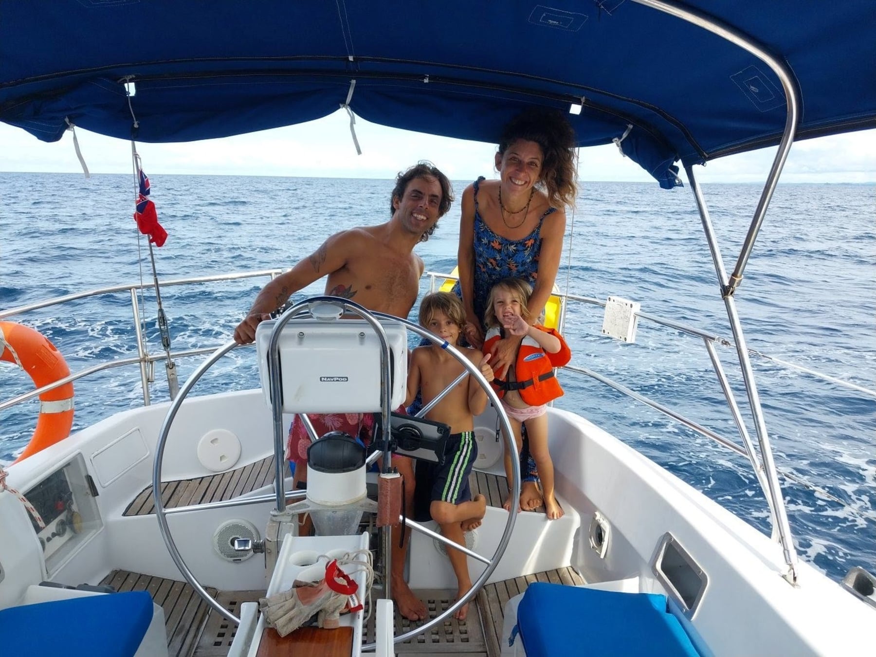 La otra cara del Pacífico: la vida a bordo de dos argentinos que cambiaron Buenos Aires por las islas de la Sociedad