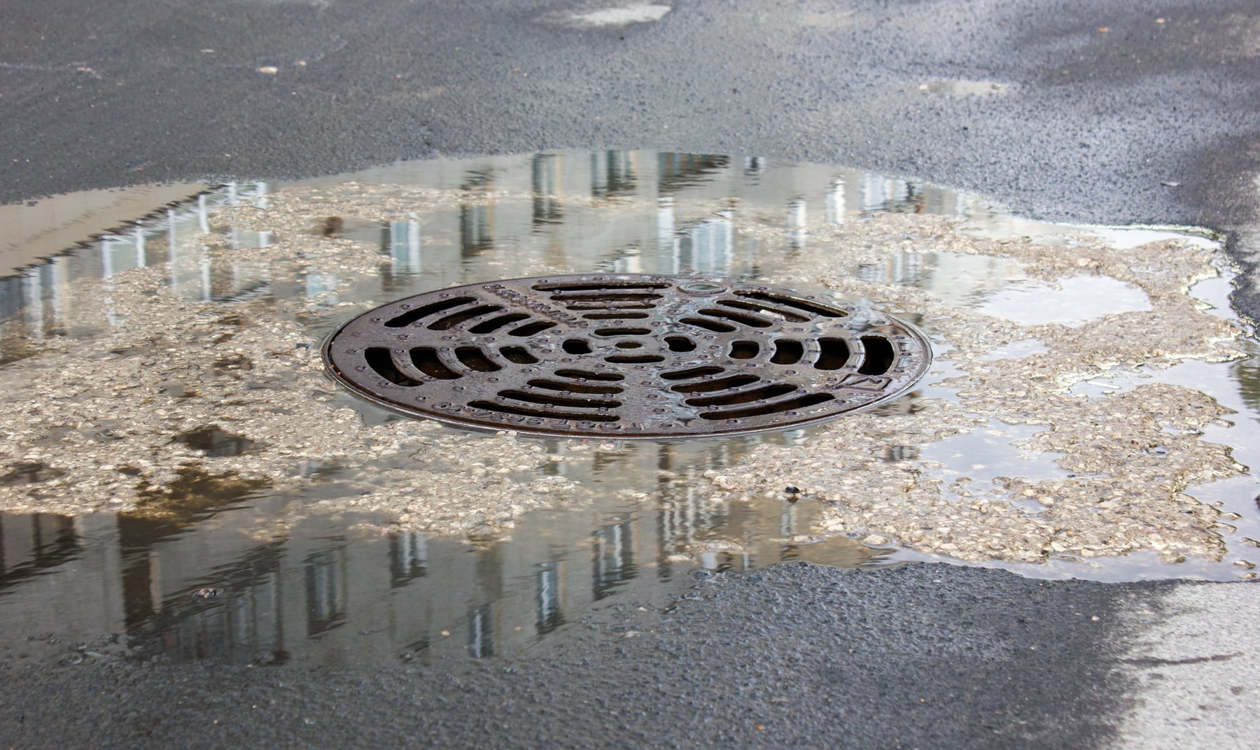 Cuando el cielo se cierra sobre Neuquén: la hora de revisar canaletas, no sacar la basura y, sobre todo, no tocar las rejas