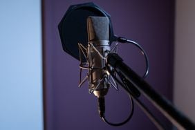 El terror de las nochesrons se muda de las auriculares a Disney Plus