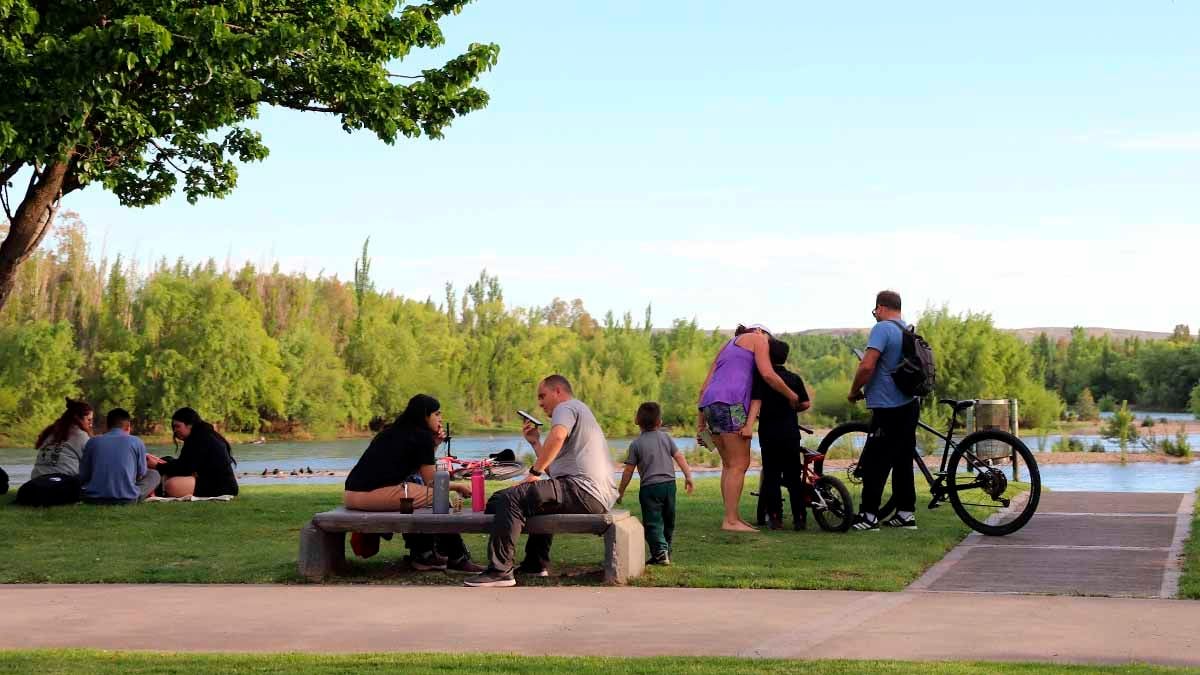 Sol junto al Limay: una tarde al aire libre y un pronóstico con más calor y viento